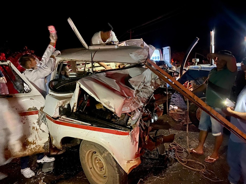 Ambulância do SAMU colidi frontalmente com caminhonete e deixa 4 pessoas feridas no Sul do Piauí — Foto: Reprodução