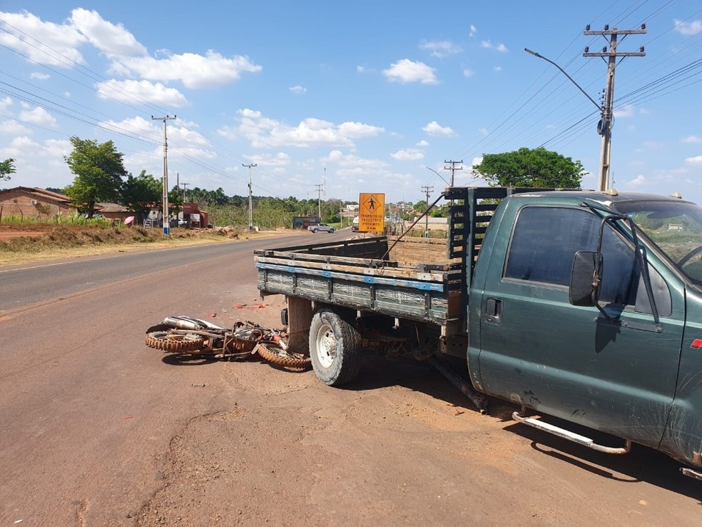 Piloto fica gravemente ferido após bater motocicleta contra caminhonete na BR-230 em São Raimundo das Mangabeiras — Foto: Divulgação/Polícia Rodoviária Federal