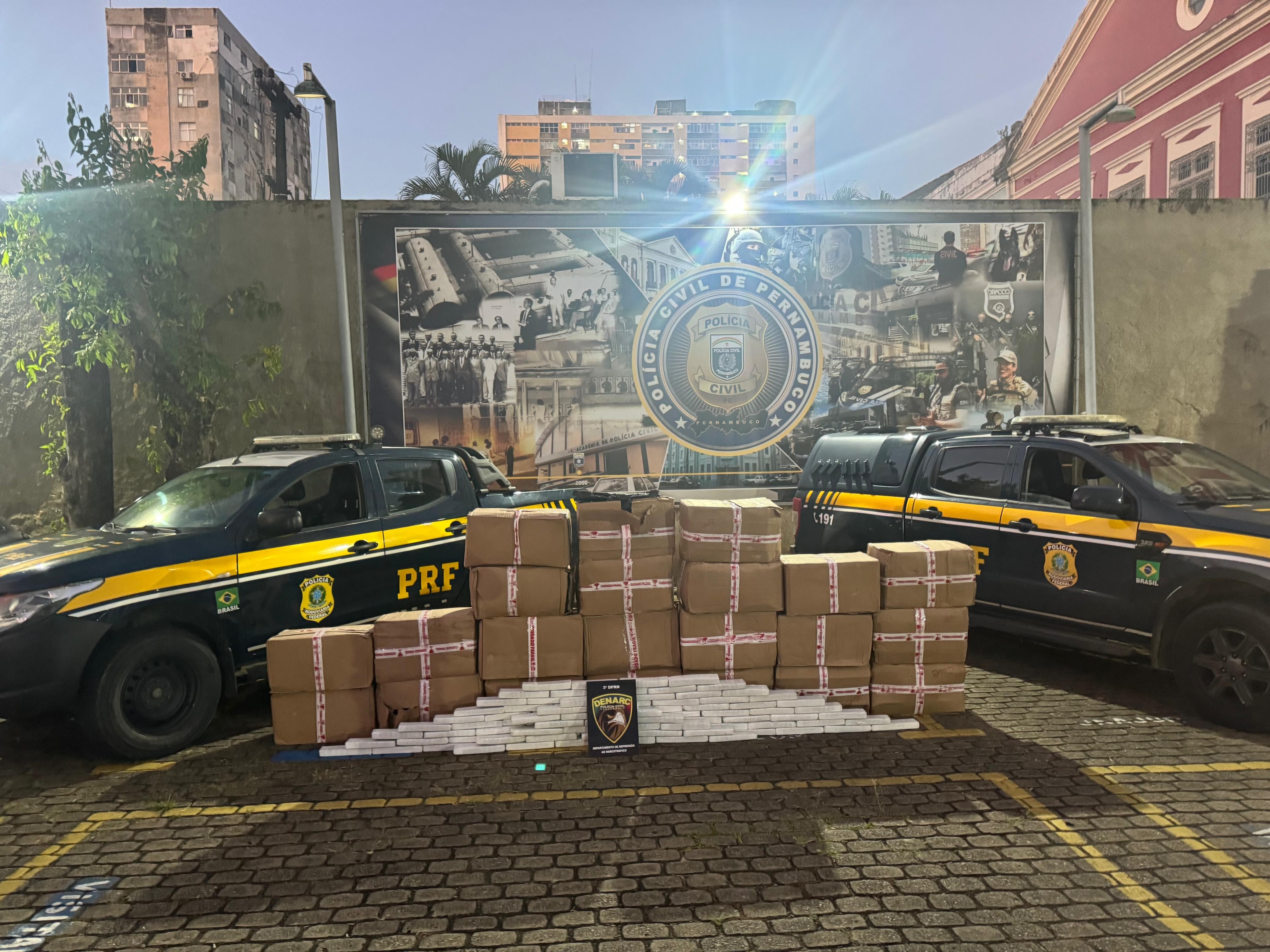 Motorista é preso com 870 quilos de maconha em caminhão com equipamentos de academia