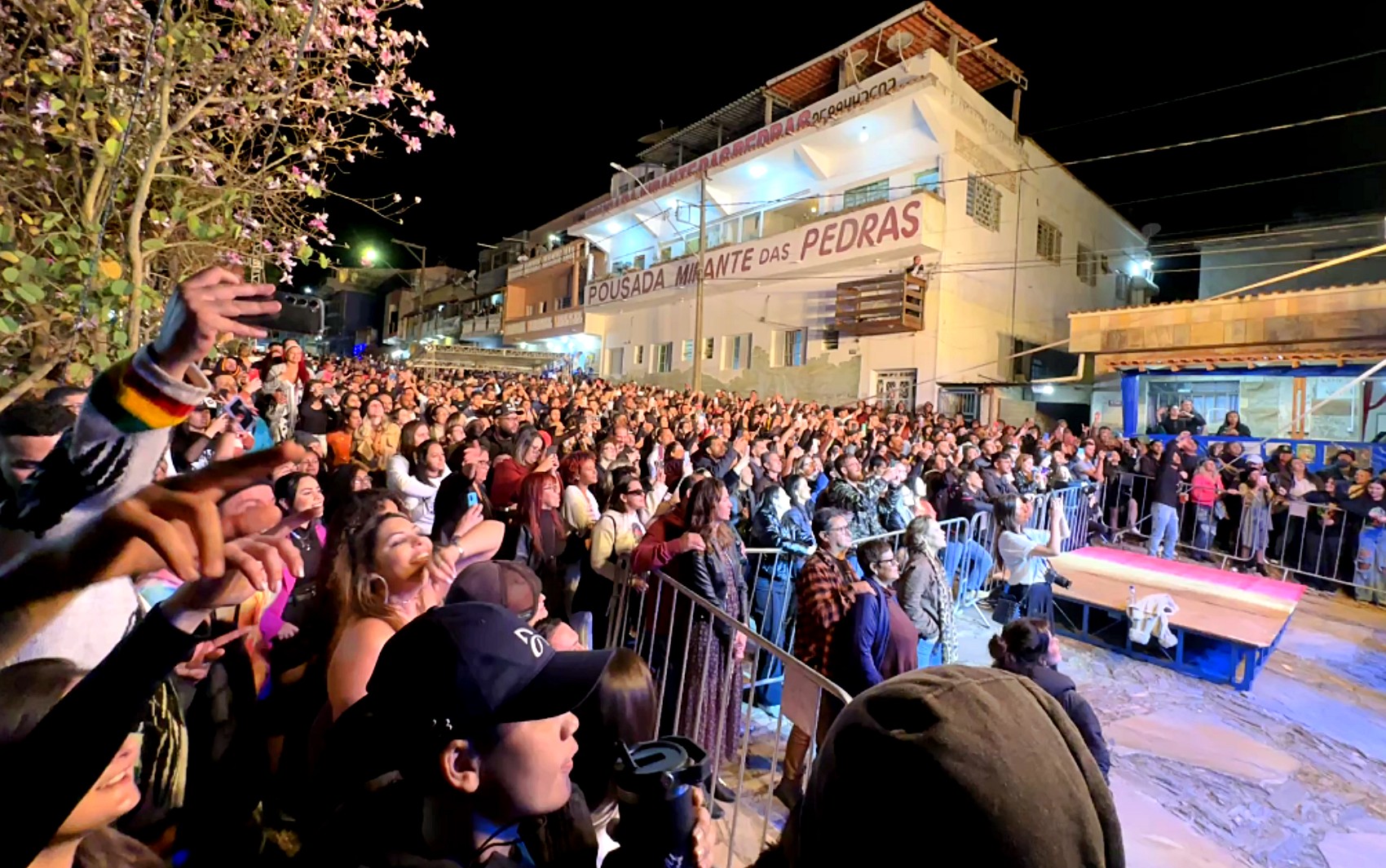 Conheça a festa que fez São Tomé das Letras trocar o silêncio da montanha em MG por grandes shows nacionais