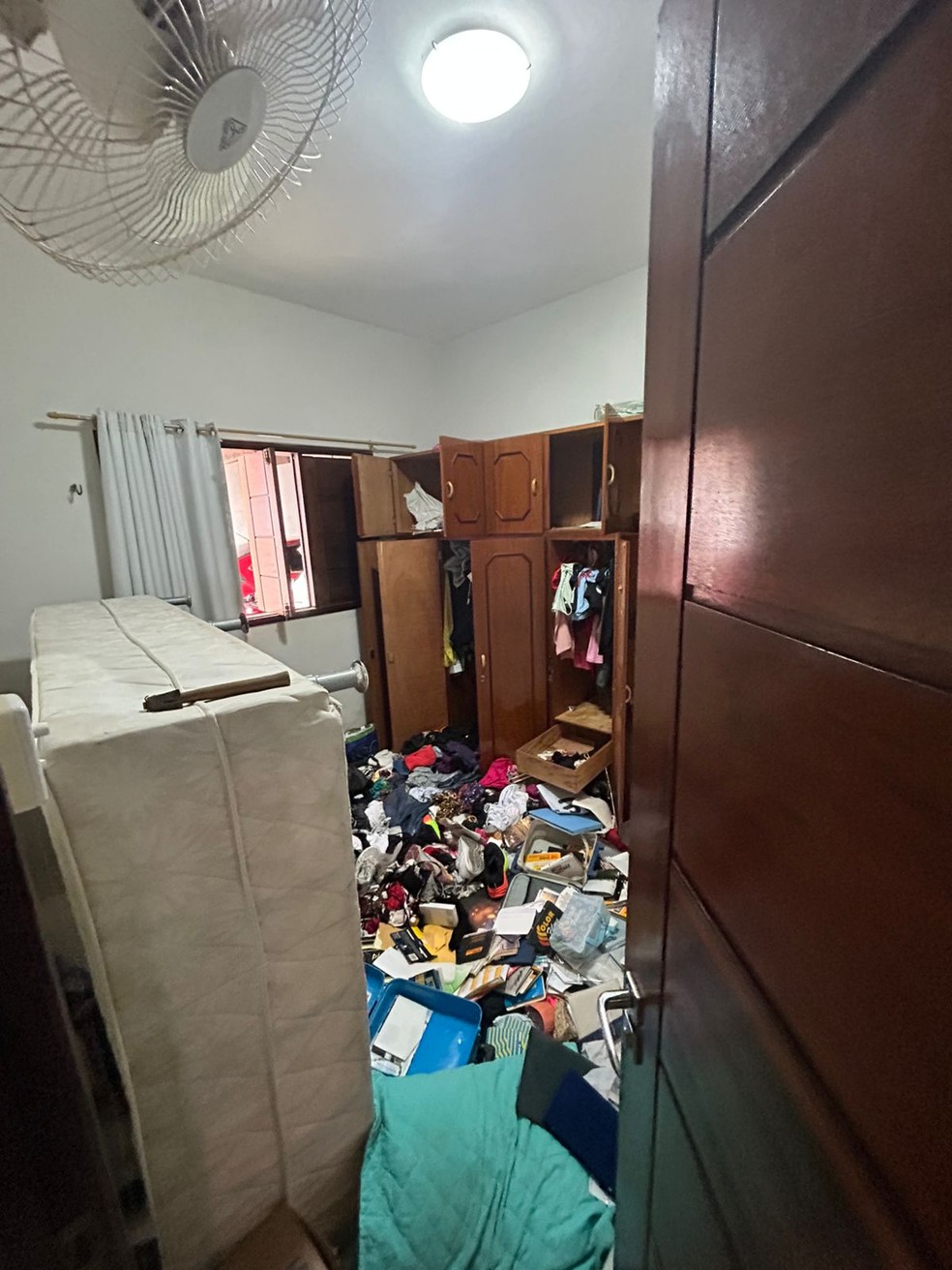 Casa ficou revirada após ação dos criminosos — Foto: Divulgação