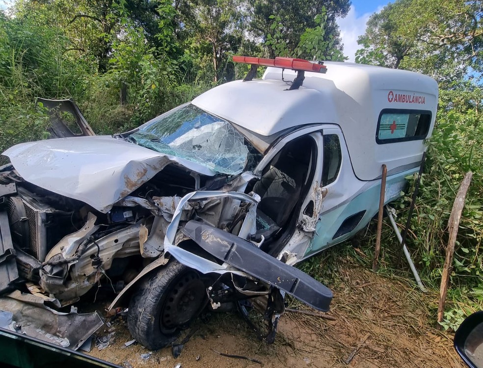 Motorista de ambulância morre após batida com caminhão no sul da Bahia — Foto: Reprodução/Redes Sociais