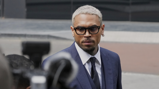 Chris Brown se declara inocente em caso de agressão no Reino Unido - Músico é acusado de agredir um produtor musical em Londres, em 2023. Ele chegou a ser preso preventivamente com relação a esse caso, mas saiu após pagar fiança.