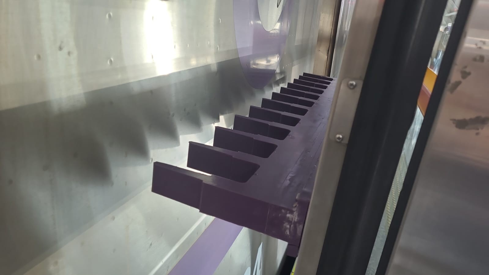 Após morte de passageiro no metrô, ViaMobilidade começa a instalar barras de segurança na Linha 5-Lilás