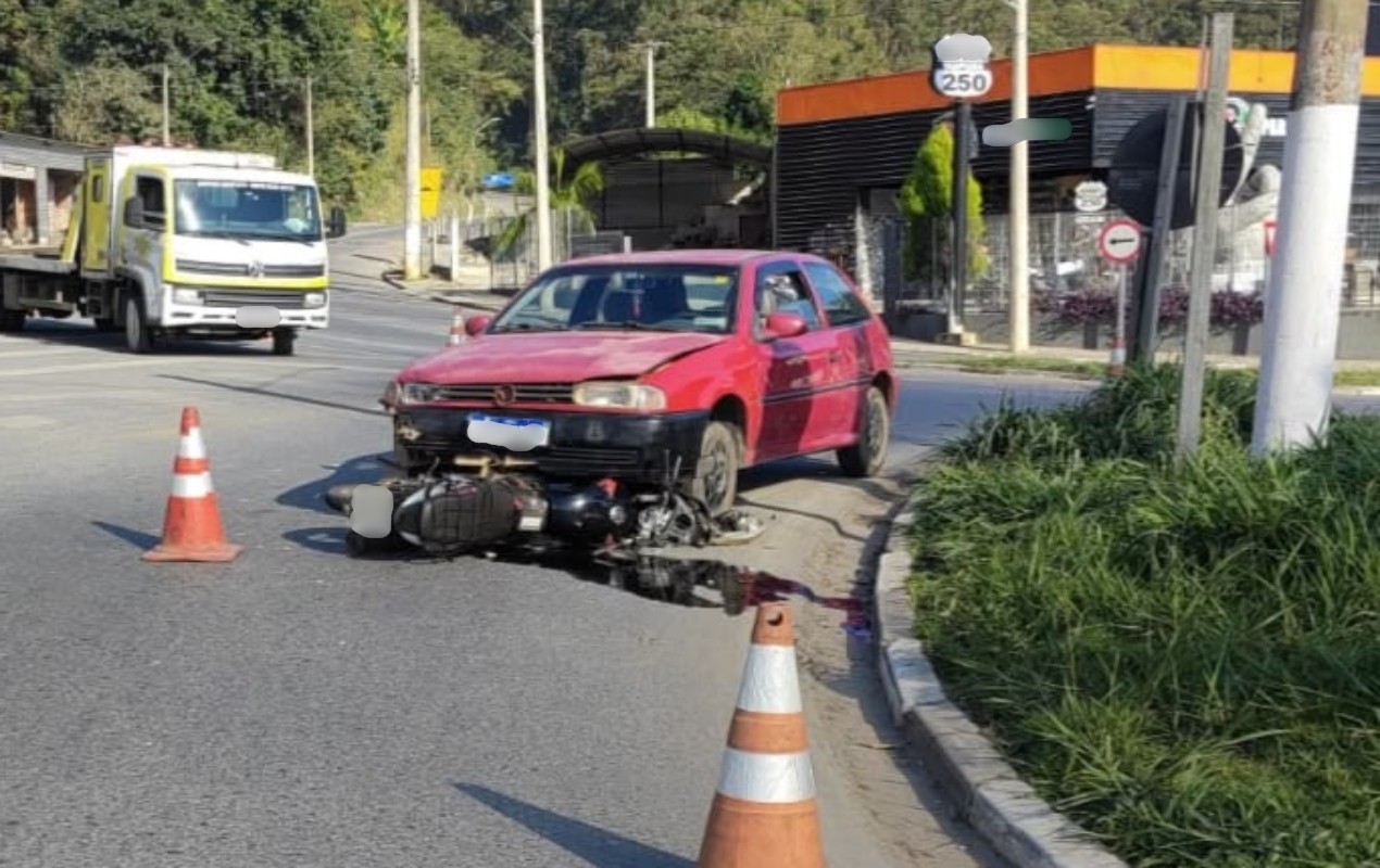 Motociclista fica ferido depois de ser atingido por carro na SP-250 em Guapiara
