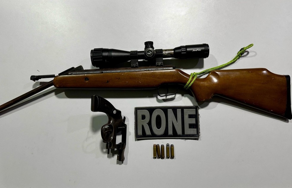 Suspeito foi preso com revólver calibre 38 e um rifle de pressão adaptado para calibre .22 — Foto: Divulgação/PMPI