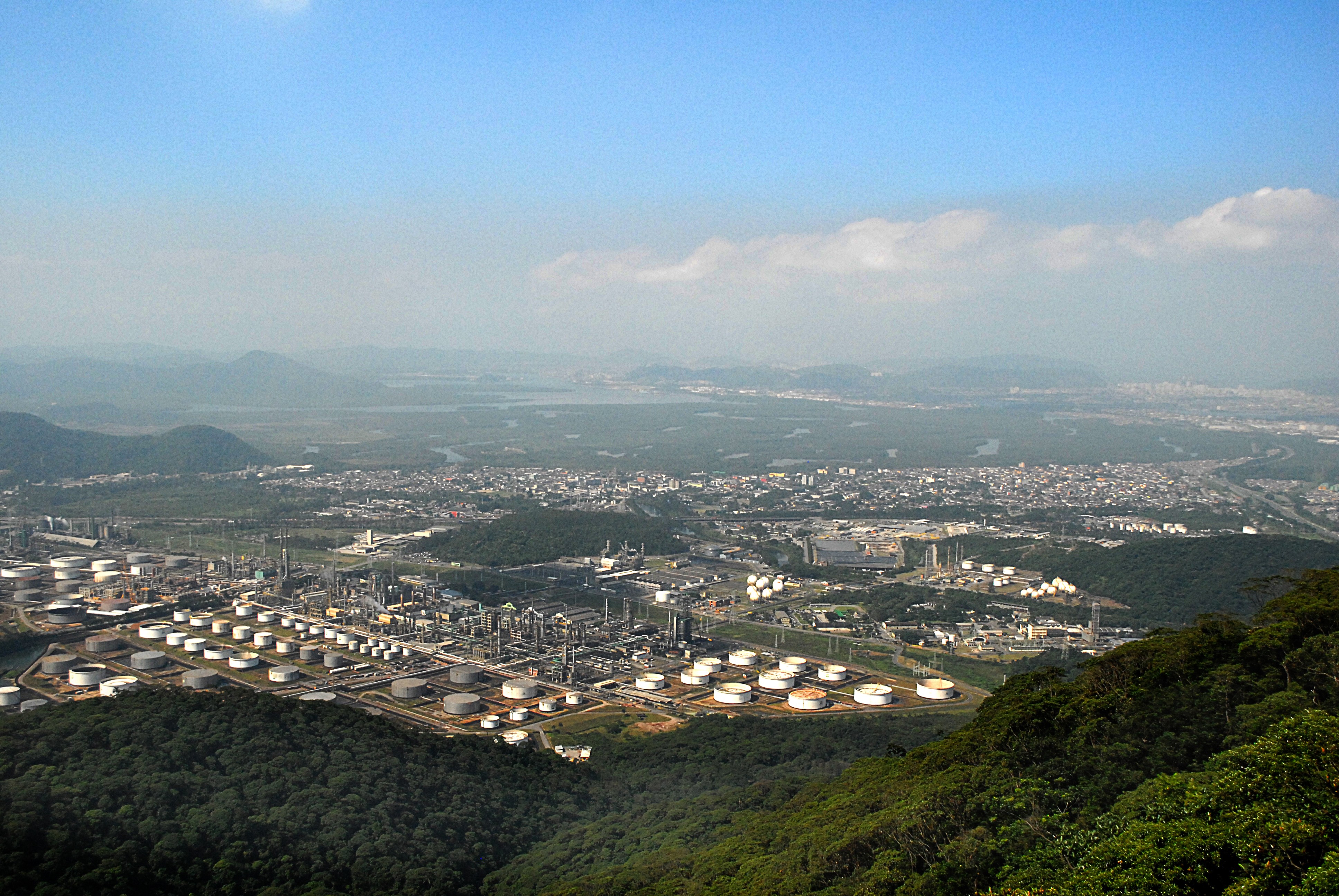 Crise no Polo Industrial de Cubatão: fechamento de fábricas, perda de empregos e reunião com Alckmin