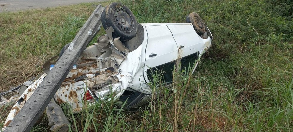 Carro fica destruído após sair de pista e capotar em Penha, SC — Foto: PMRv/Divulgação