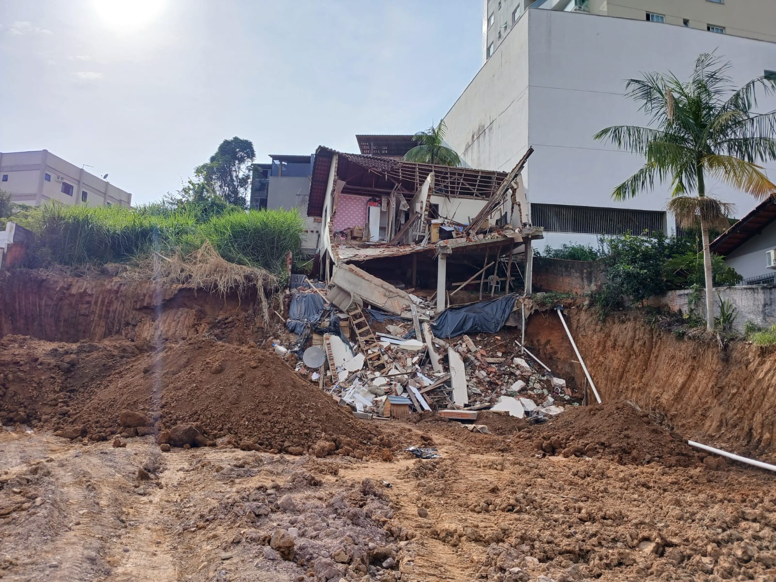 Casa racha após erro de execução em obra vizinha e parte da estrutura desaba em SC; VÍDEO