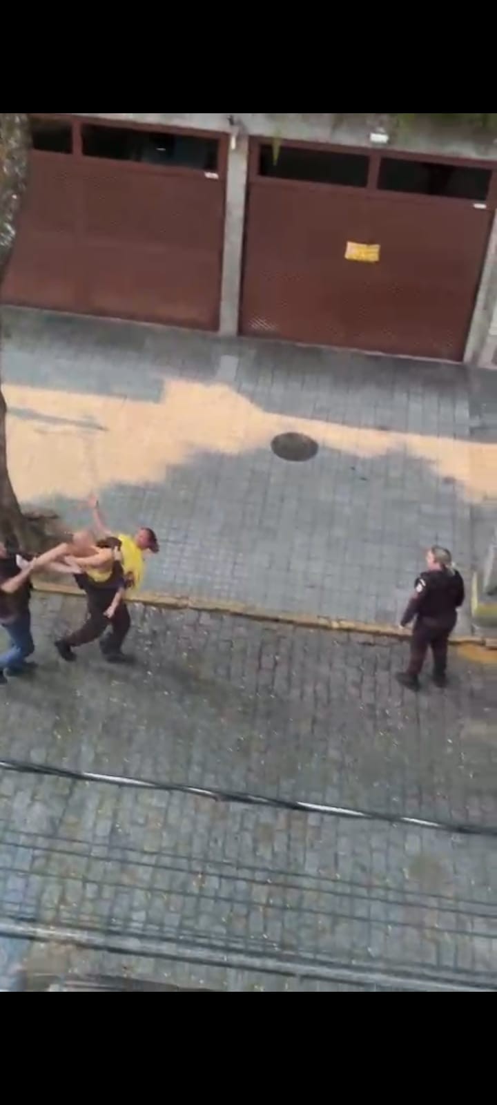 Mulher tem surto psicótico na rua e tenta fugir da PM em Nova Friburgo