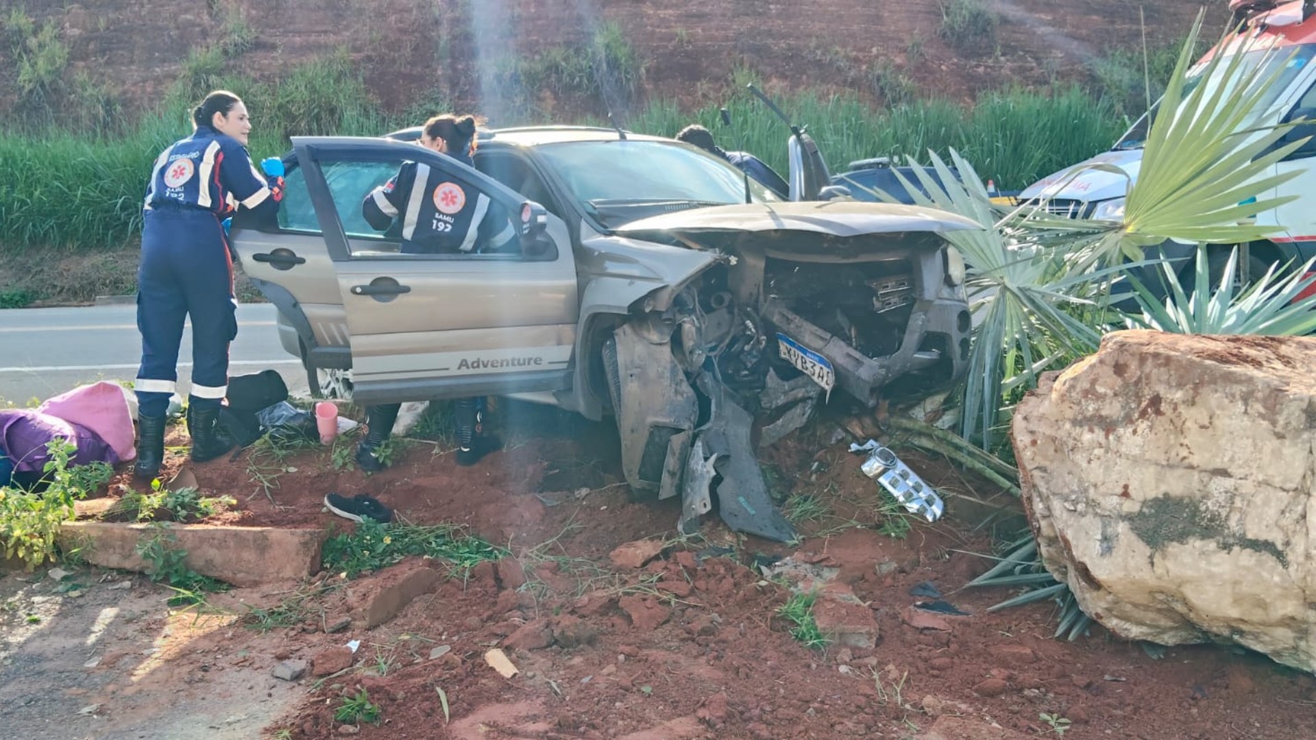 Acidente na BR-116 em MG deixa mãe e filho mortos, duas pessoas ficaram gravemente feridas