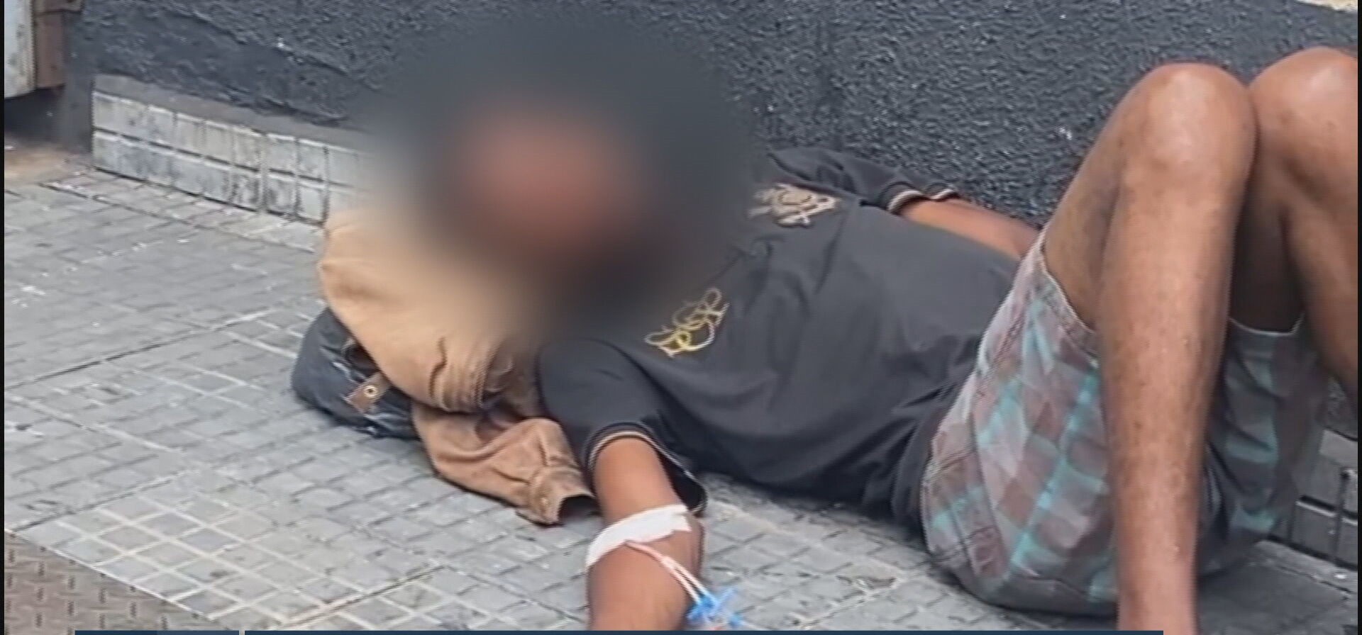 

Homem dorme na calçada de UPA, na Zona Sul de SP, com acesso venoso; paciente estava com agulha arrastando no chão