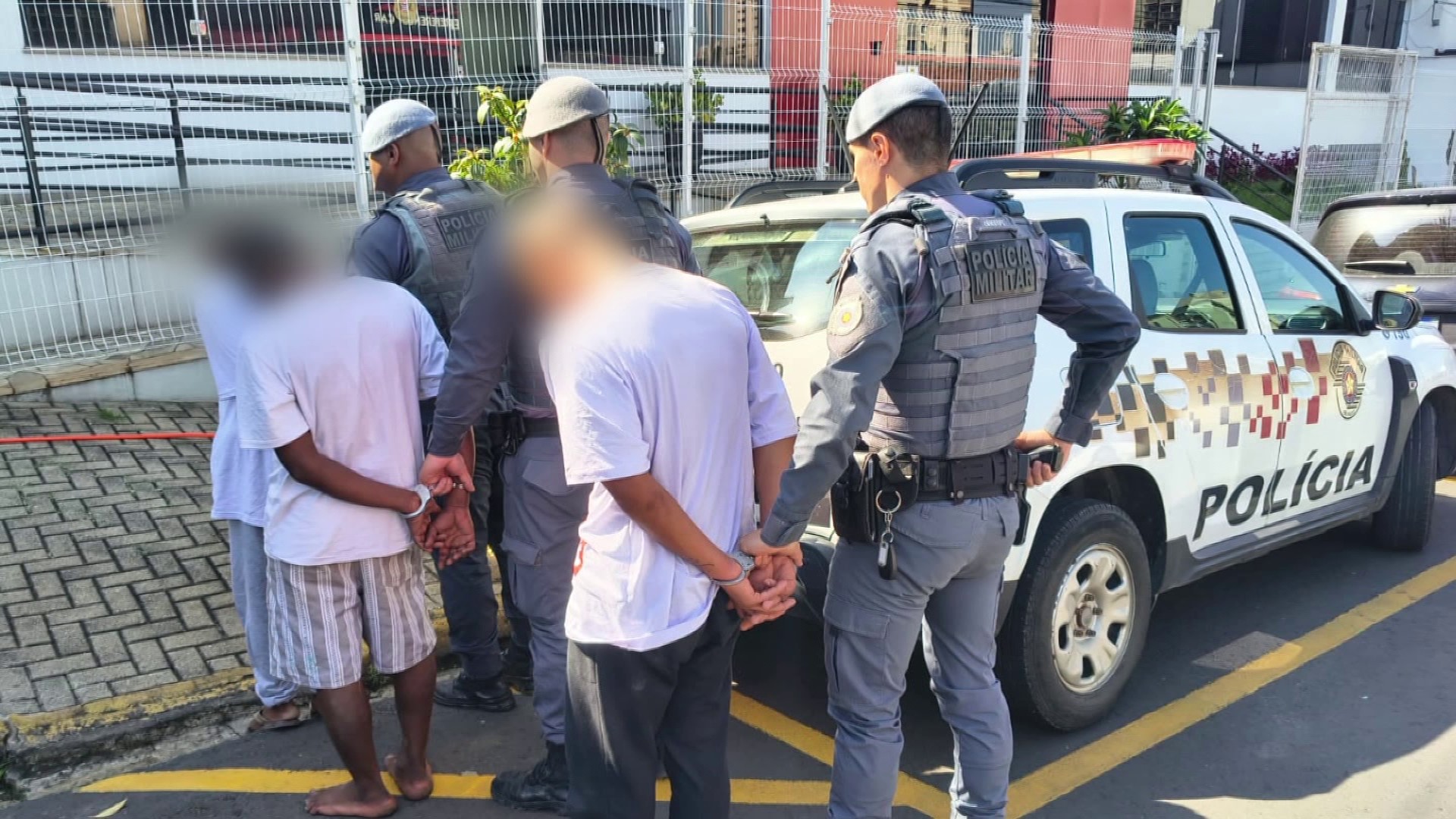 Mãe que acusa PMs de obrigar adolescente a vestir camisa do PT diz que policial riu e brincou que partido teria menos três votos