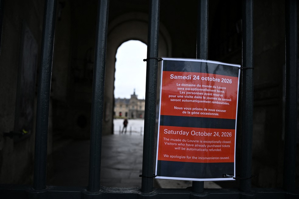 Aviso de fechamento na porta do Louvre &mdash; Foto: REUTERS/Dylan Martinez