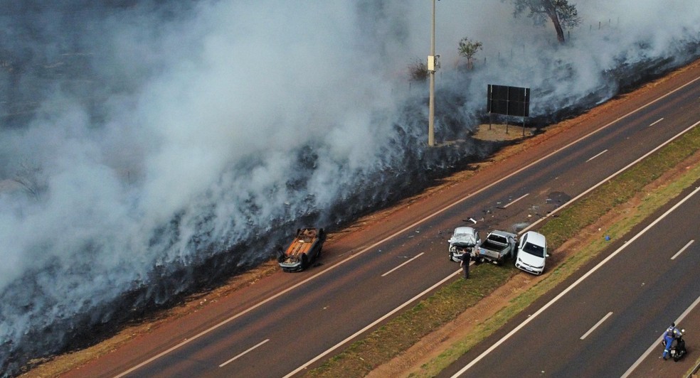 Incêndio atinge plantação de cana em Jaú e fumaça provoca baixa visibilidade e acidente em rodovia — Foto: Central da Notícia/Reprodução/G1