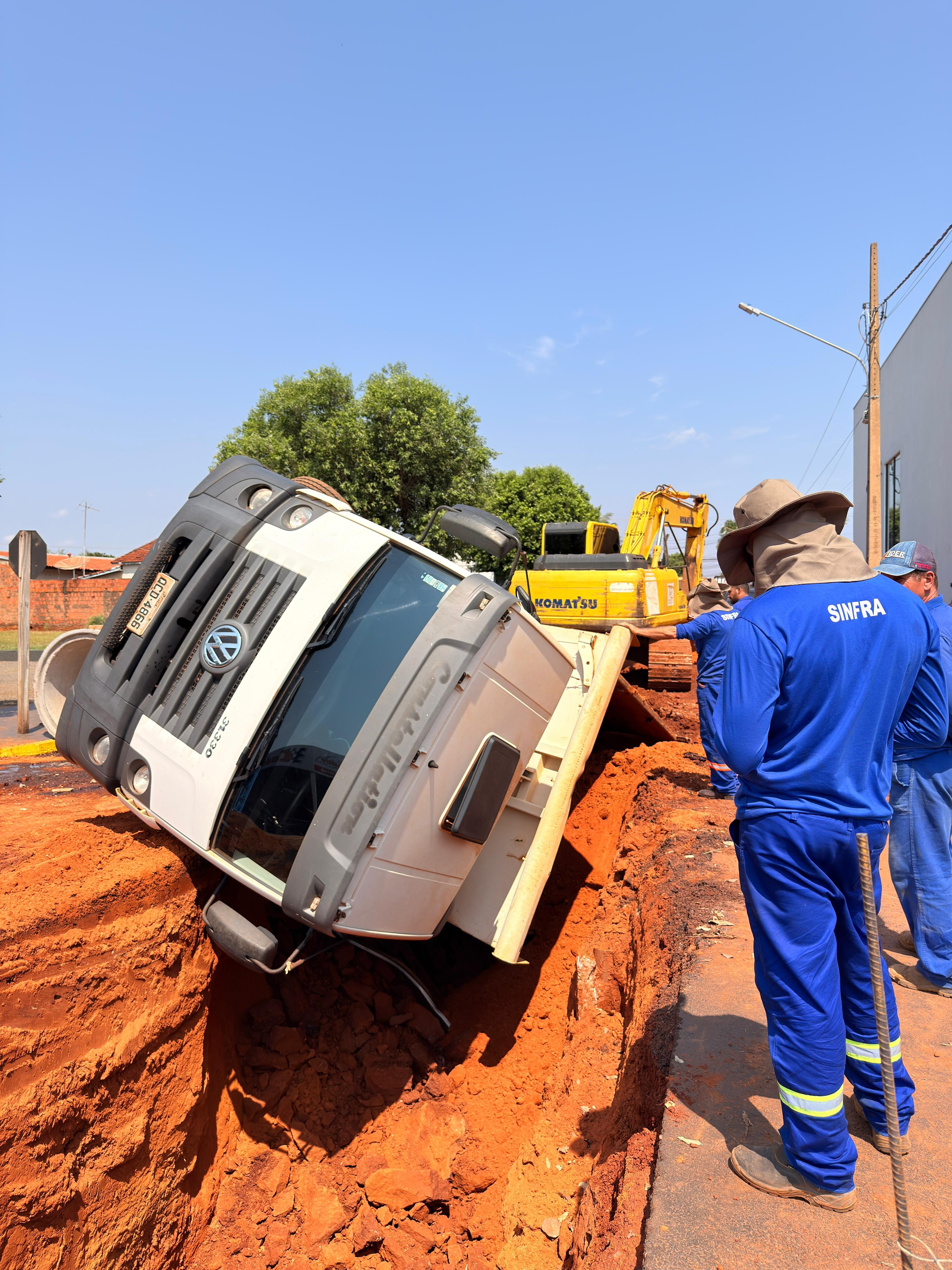 Caminhão tomba em buraco de obras da prefeitura perto de escola em MT