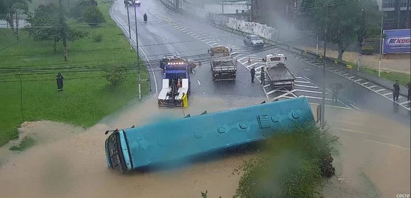 Florianópolis tem vias interditadas, acidentes de trânsito e viagens de ônibus suspensas por chuvas | Santa Catarina | G1