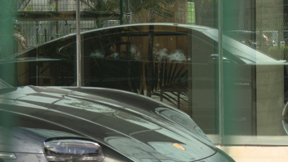Porsche de Vinicius Drumond com marcas de tiros no vidro blindado — Foto: Betinho Casas Novas/TV Globo