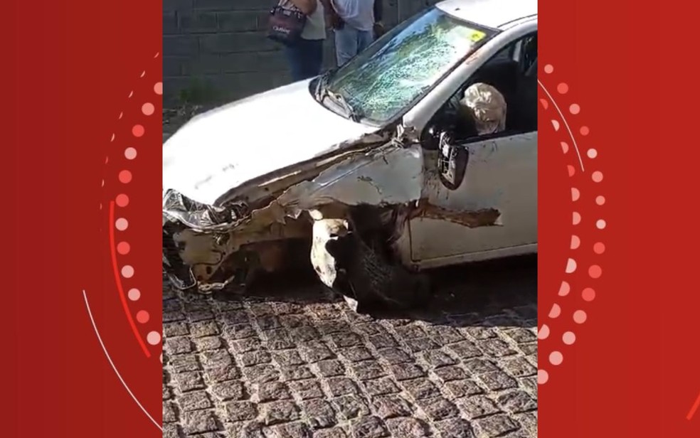 Carro colidiu em uma moto no domingo (19), no bairro Aviário. — Foto: Polícia Militar