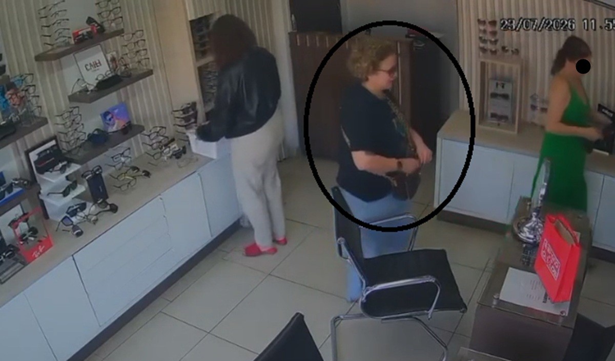 VÍDEO: câmera flagra mulher furtando óculos em ótica de Itaperuna