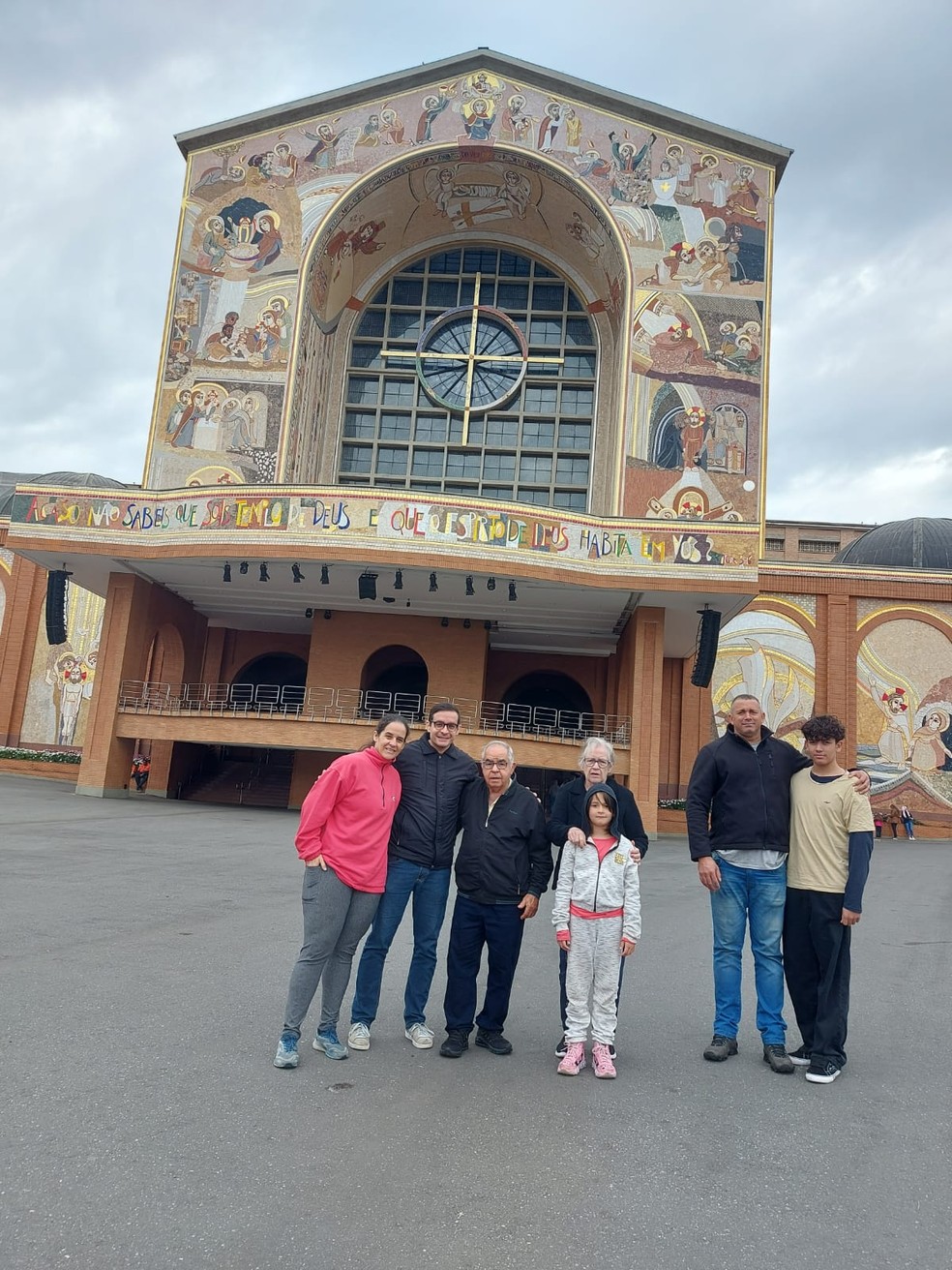 José Simões e família na Basílica de Nossa Senhora Aparecida. — Foto: Arquivo pessoal/José Simões