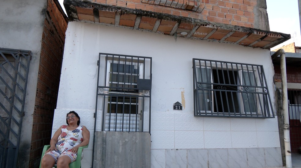 Marinete Duarte da Silva já teve que levantar o piso da casa várias vezes para lidar com os alagamentos constantes. — Foto: Reprodução/TV Liberal