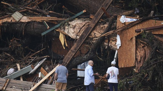 Enchentes no Texas deixam 82 mortos e mais de 40 desaparecidos: veja o que se sabe - Temporal pegou moradores e turistas de surpresa durante o feriado de 4 de Julho. Região segue em alerta para novas inundações.