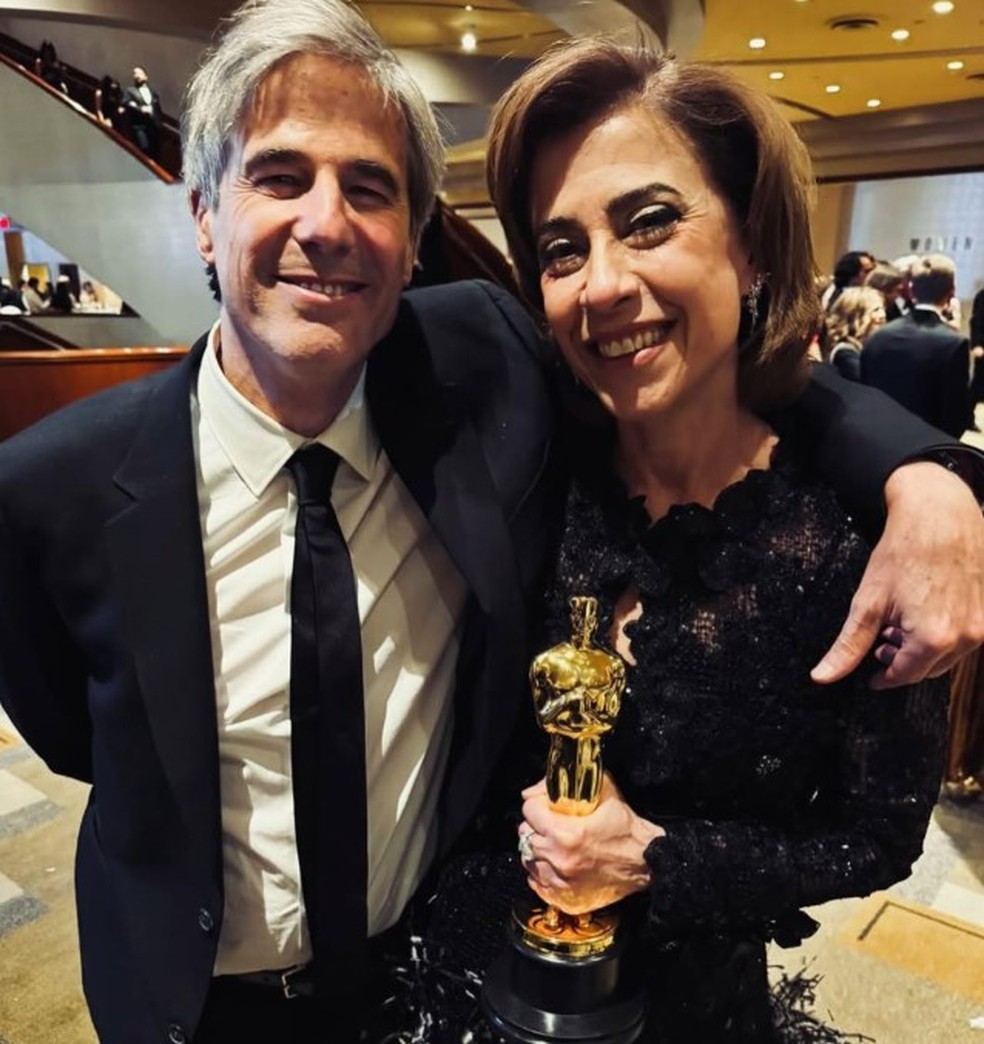 Fernanda Torres e Walter Salles com o Oscar de 'Ainda Estou Aqui' — Foto: Reprodução/Instagram