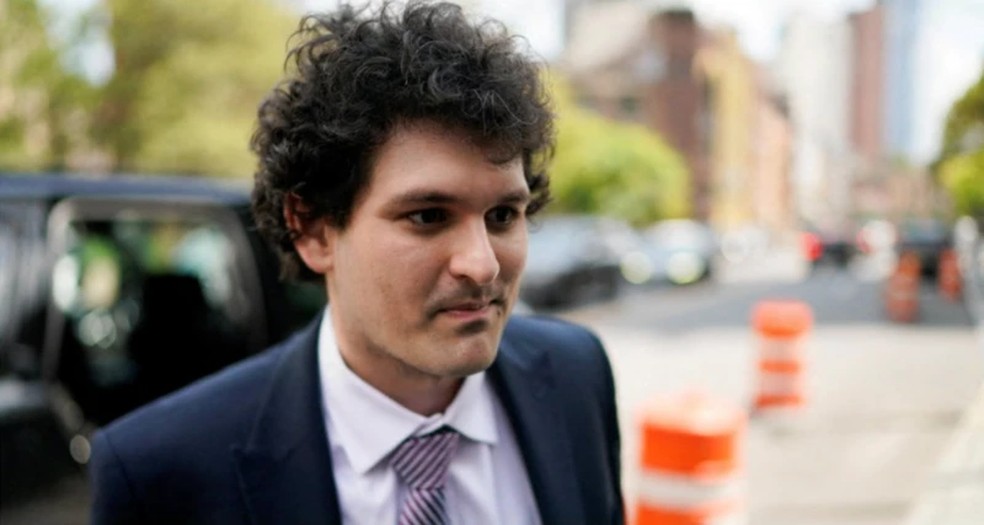 O fundador da FTX, Sam Bankman-Fried, conhecido como 'rei das criptomoedas', foi condenado a 25 anos de prisão por fraude. — Foto: Reuters via BBC