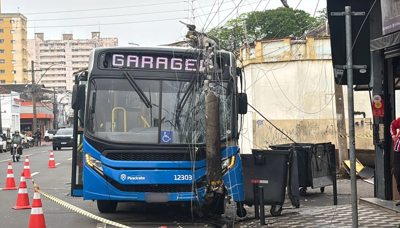 Vídeo flagra batida de ônibus contra poste em avenida perto do Terminal Central de Piracicaba; veja