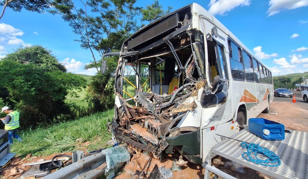 Acidente entre ônibus e caminhão deixa feridos em rodovia que liga Presidente Prudente e Álvares Machado — Foto: Aceituno Jr./TV TEM