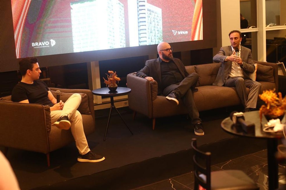  Da esquerda pra direita: Evandro Rodrigues, CEO da BRAVO — Foto: Guido Petinelli, CEO da Petinelli; e Felipe Faria, CEO da GBC Brasil, durante o talk show