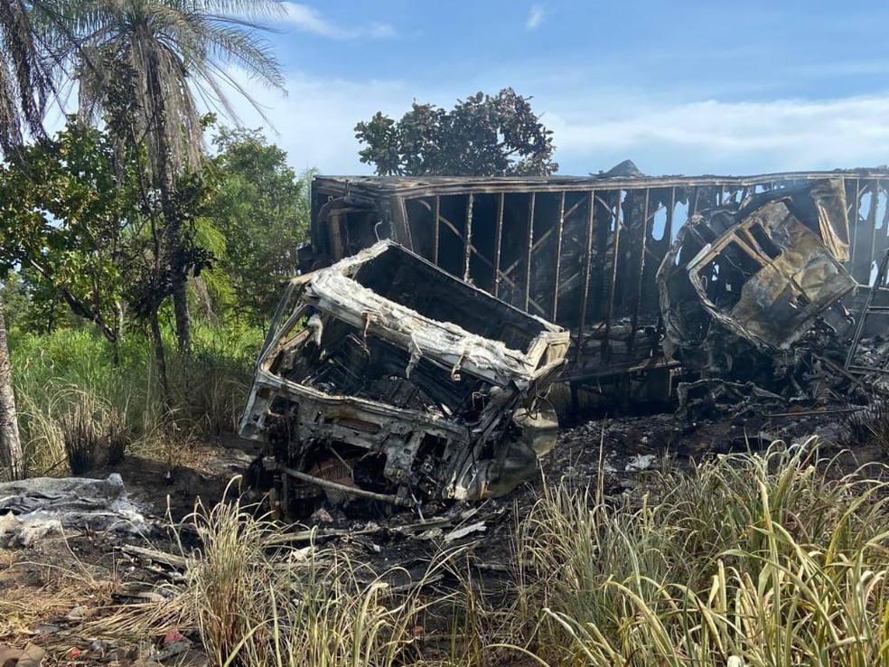 Dois acidentes na BR-010 no MA deixam quatro mortos; duas vítimas morreram carbonizadas após caminhões pegarem fogo — Foto: Divulgação/PRF-MA