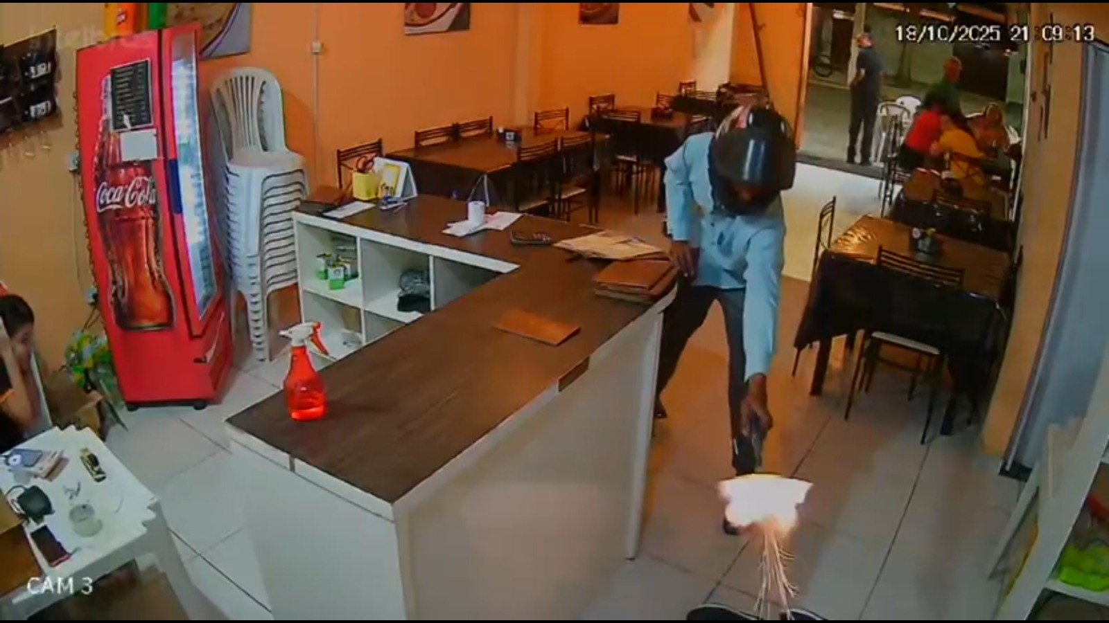Câmera de segurança flagra momento que dono de pizzaria é morto a tiros dentro do próprio estabelecimento na Bahia