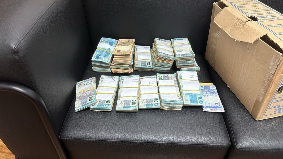 Notas de dinheiro encontradas na casa de um contador da Cativa, segundo o MP-PR. — Foto: MP-PR
