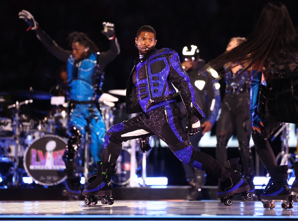 Super Bowl Usher faz show cheio de energia e participa es