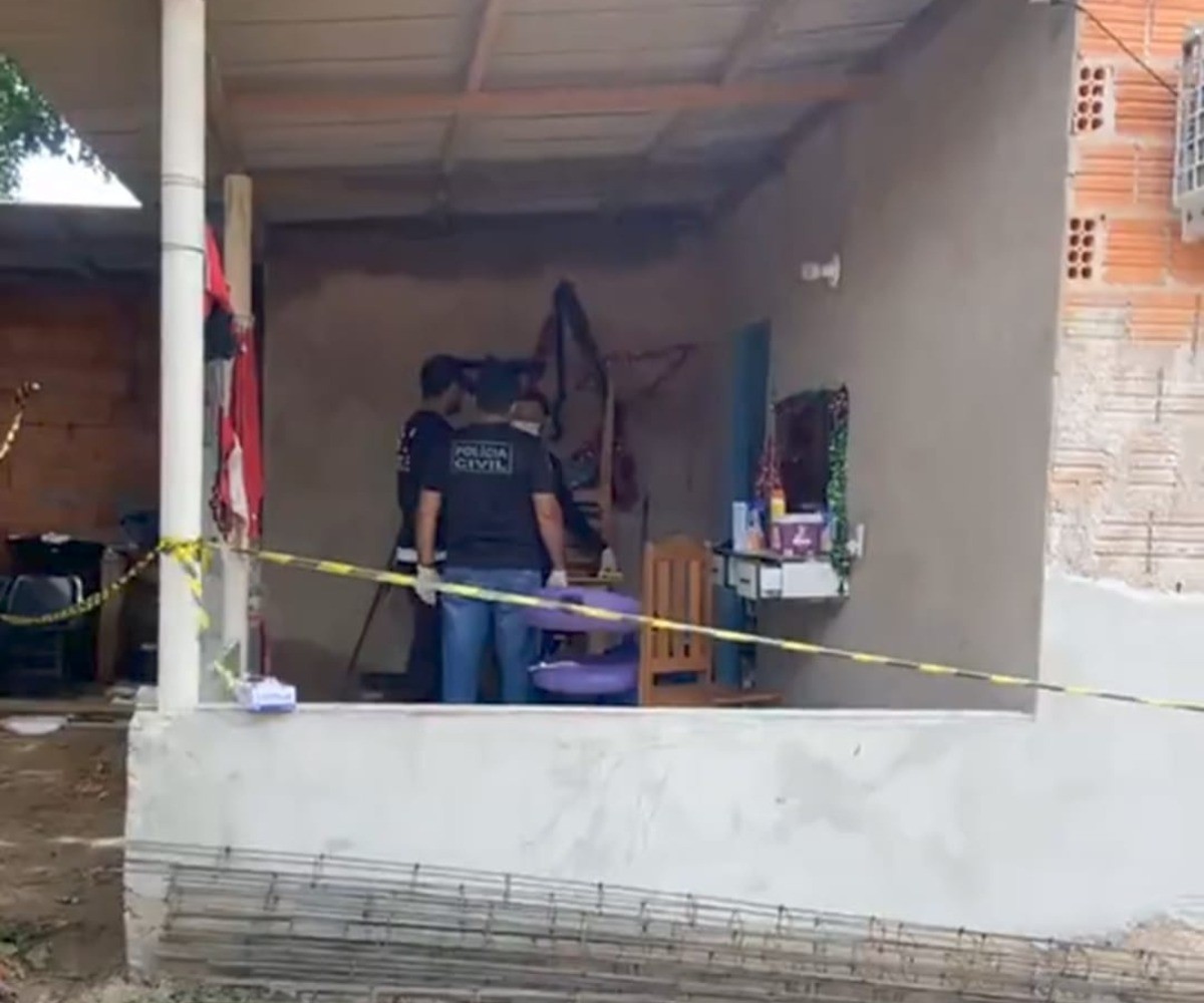 Mulher é encontrada morta a golpes de faca pela filha no AC; marido é suspeito e está foragido
