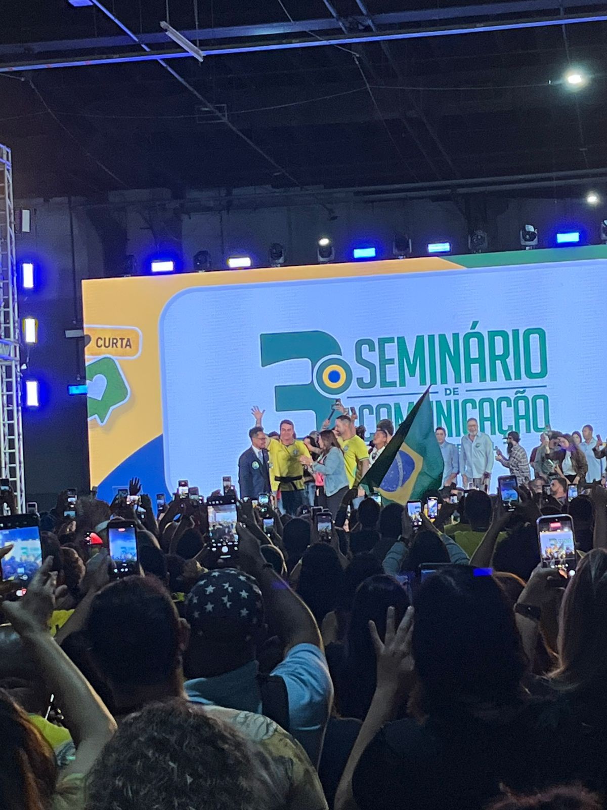 Flávio Bolsonaro diz que vai para os EUA defender o PIX