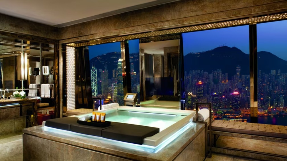 Quarto com vista para o porto Victoria Harbour em Hong Kong, China — Foto: Divulgação/The Ritz-Carlton