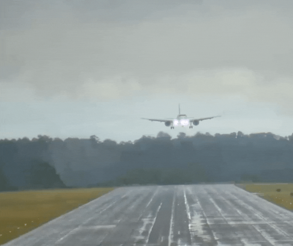 VÍDEO: Avião arremete ao tentar pousar sob vento forte em aeroporto de SC