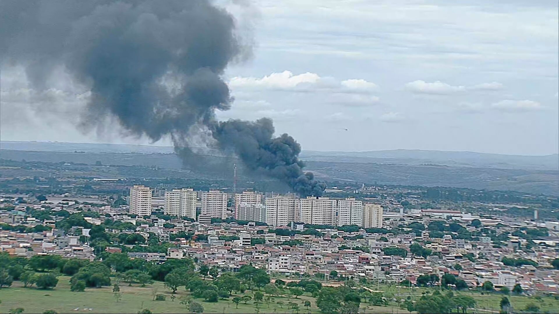 VÍDEO: incêndio atinge galpão e causa coluna de fumaça em Ceilândia, no DF