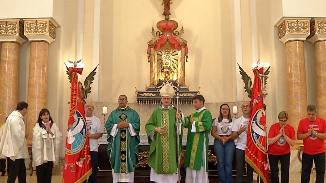 Rezadeiras e rezadores da Festa do Divino de Mogi das Cruzes participam da missa de envio 