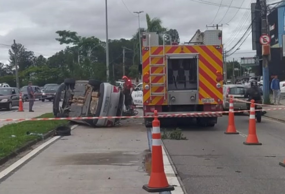 Acidente causa interdição as duas faixas da Avenida Itavuvu. — Foto: Por: Agentes de Trânsito Sorocaba (AGT)
