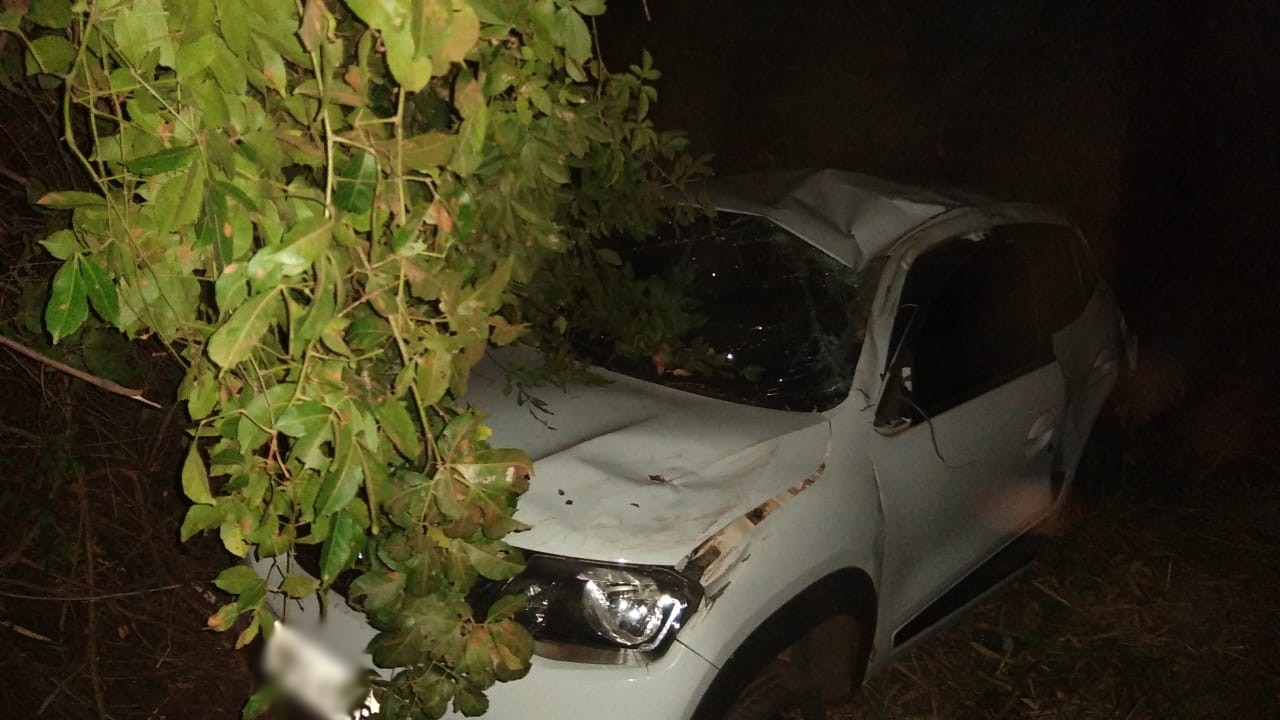 Carro cai de ribanceira após batida com outro veículo e motorista fica preso às ferragens em rodovia de Tabatinga