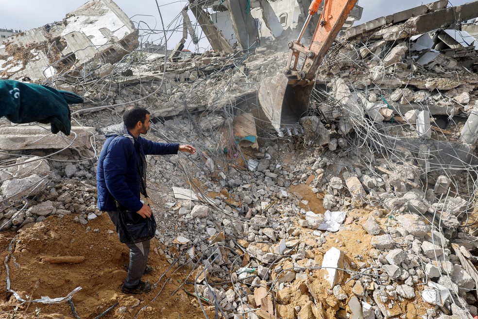 Palestinos procuram vítimas sob os escombros de uma casa destruída em um ataque israelense em Rafah, no sul da Faixa de Gaza, em 6 de maio de 2024. — Foto: REUTERS/Mohammed Salem