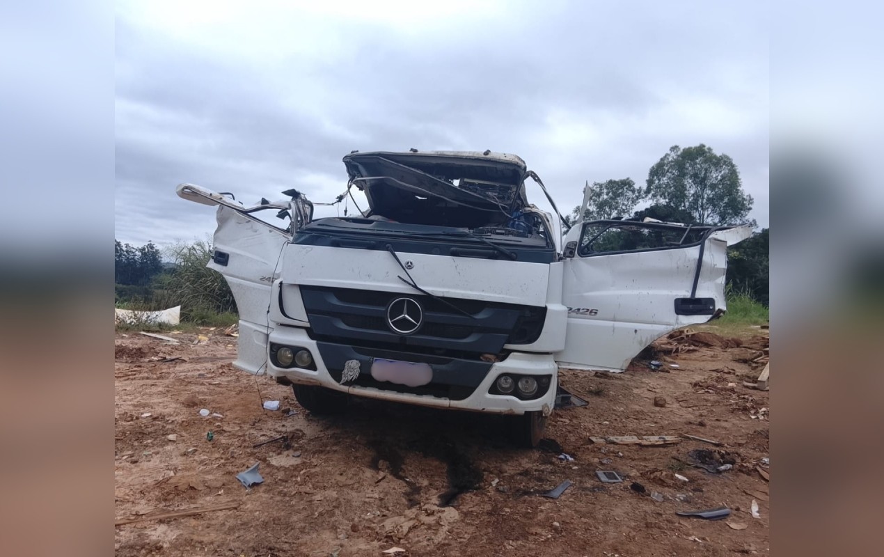 Caminhão carregado com grama fica destruído após tombar em estrada vicinal no interior de SP