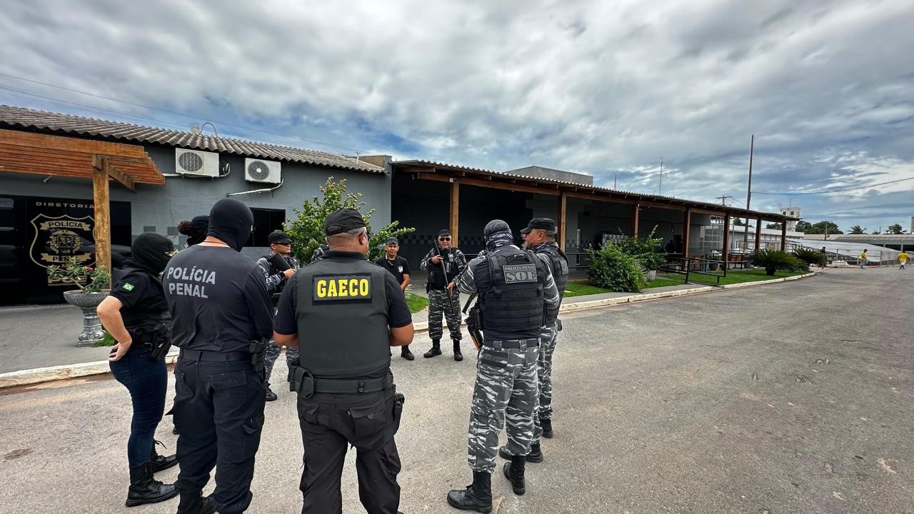 Gaeco cumpre mandados contra presos suspeitos de ordenar crimes de dentro da maior penitenciária de MT