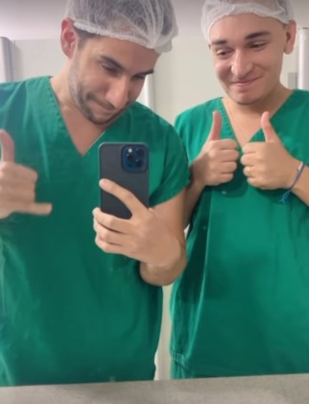 Obstetra de Ary, Stênio Galvão, postou foto com João antes do parto, com os dois com roupas cirúrgicas. — Foto: Reprodução/ Redes Sociais