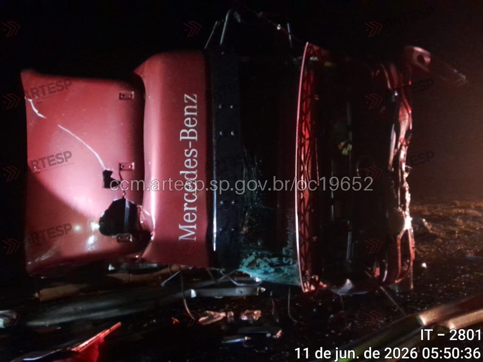 3 de 3
Motorista não se feriu. A faixa 2 e o acostamento da rodovia permanecem interditados. — Foto: Artesp/Divulgação