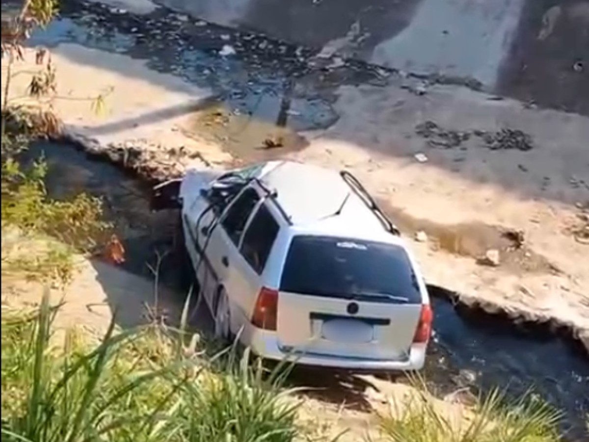 Carro cai no Córrego Piçarrão e uma pessoa morre em Campinas, dizem bombeiros